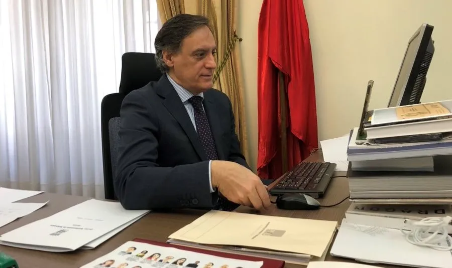 El alcalde durante la videoconferencia con la secretaria de Estado de Turismo