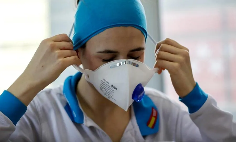 La enfermera del SUMMA Raquel Lafuente descansa en las instalaciones del Servicio de Urgencia Médica (SUMMA 112) en Madrid. Foto de Jesús Hellín - EP