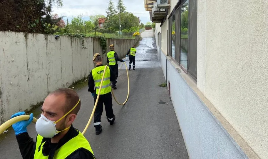 Efectivos de la UME desinfectando las instalaciones de una residencia de la provincia de Salamanca