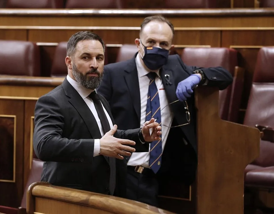 El líder de Vox, Santiago Abascal (izda), sale del hemiciclo tras el pleno del Congreso - Pool