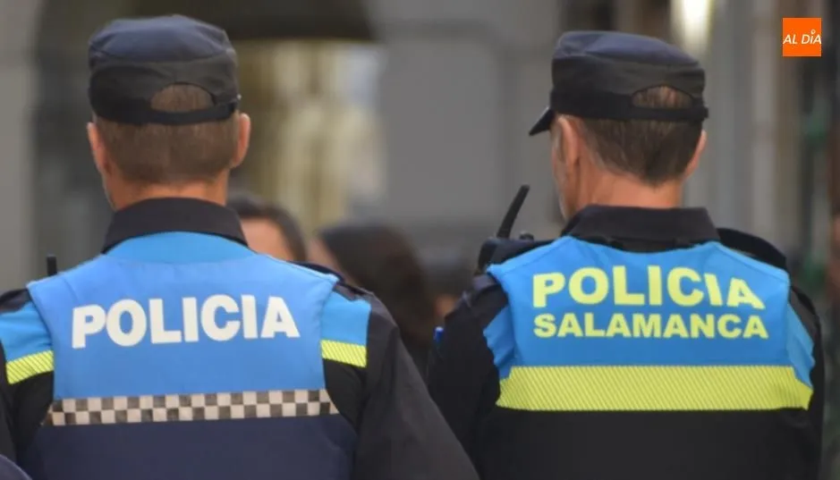 Foto de archivo de dos agentes de la Policía Local de Salamanca