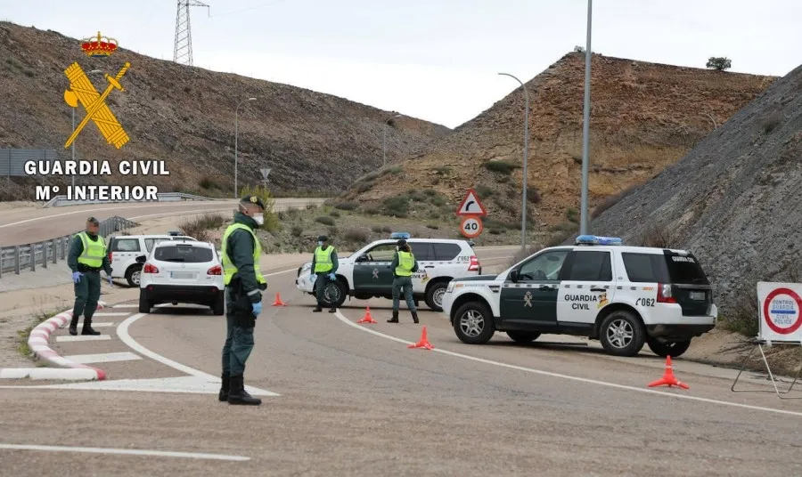 Uno de los controles de la Guardia Civil en un acceso a la A-62, en Salamanca capital