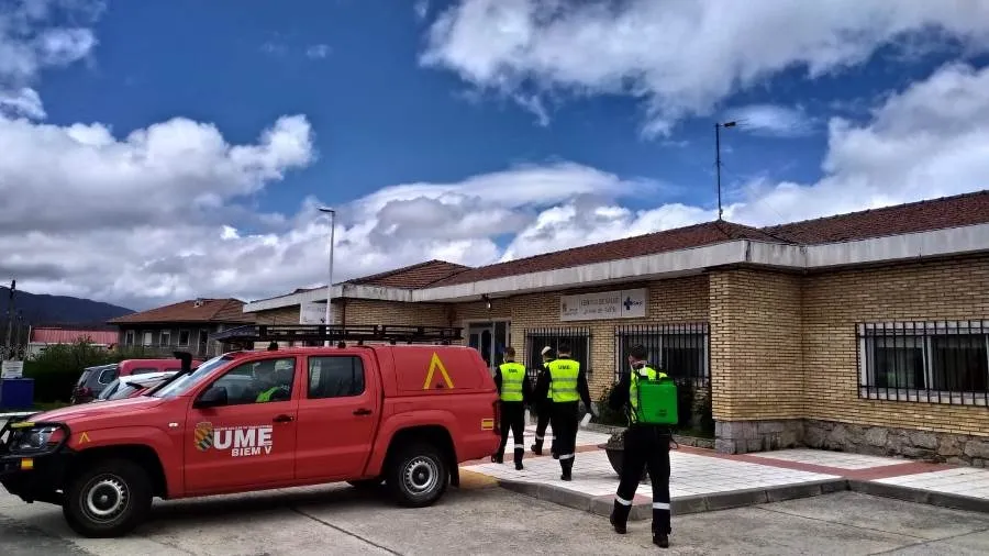 Tareas de desinfección en un centro de salud de la provincia charra