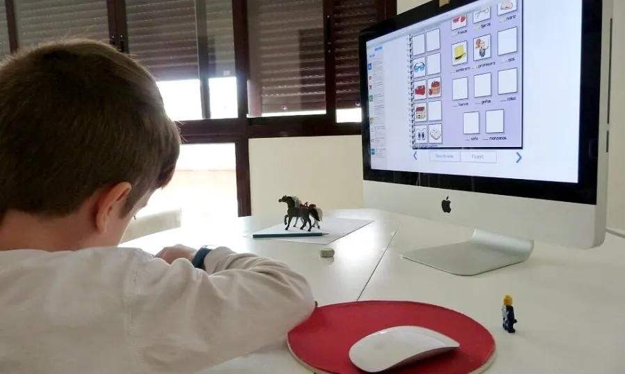 Un niño recibiendo clases online. Foto de archivo EP