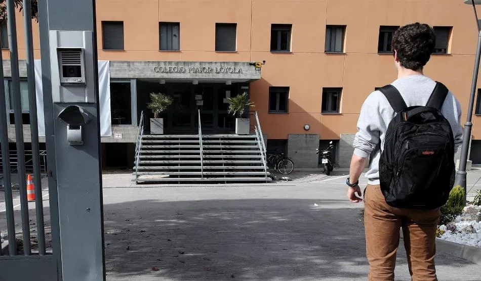 Un universitario frente al colegio mayor Loyola de Madrid. Foto de Eduardo Parra - Archivo EP