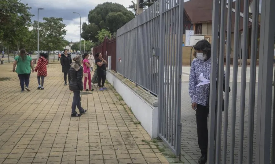 Personas en la puerta de la Fundación Don Bosco, para recibir alimentos del Proyecto Fraternitas, que atiende a familias vulnerables en Sevilla. Foto de María José López - EP