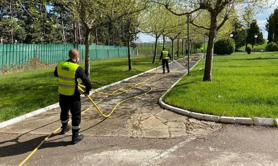 Tareas de desinfección en el jardín de una residencia de Villamayor