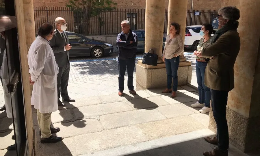 Javier Iglesias, presidente de la Diputación, con algunos trabajadores de la institución