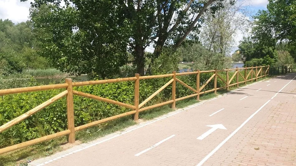 La nueva valla ya está instalada en el camino junto al río