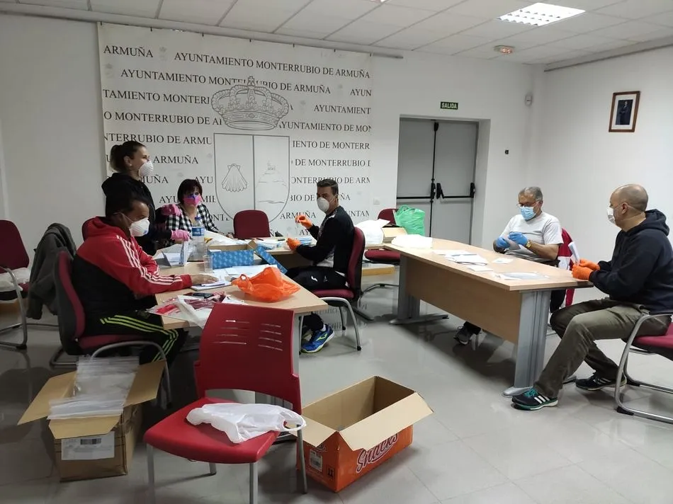 Imagen del reparto del material municipal entre los vecinos - Ayto. Monterrubio