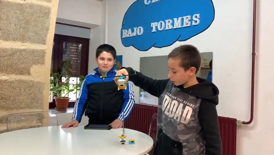 El CRA Bajo Tormes desarrolla un proyecto de robótica en su apuesta por las nuevas tecnologías  