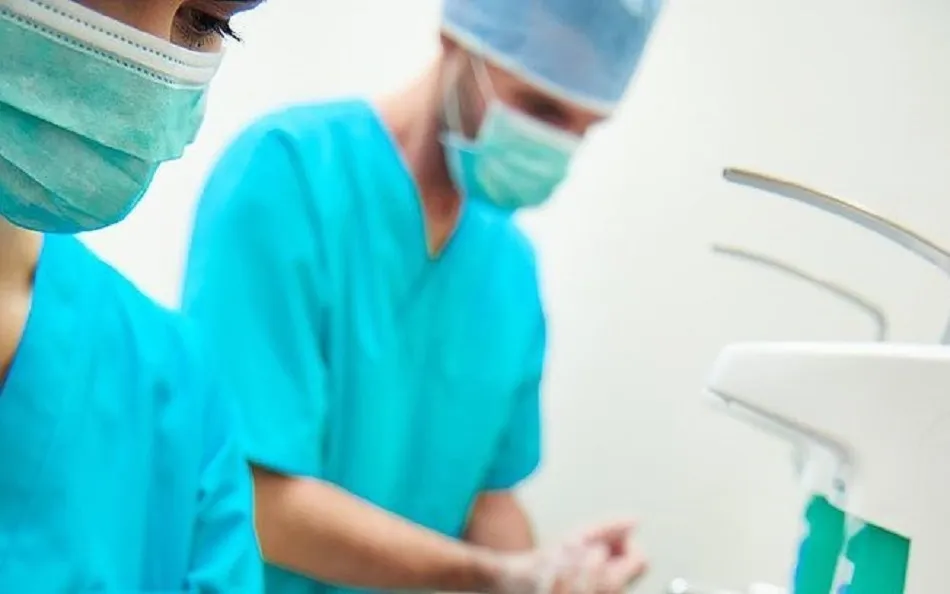  Según Satse, a los profesionales se les indica que deben reutilizar el mismo material de protección durante varios turnos y guardias