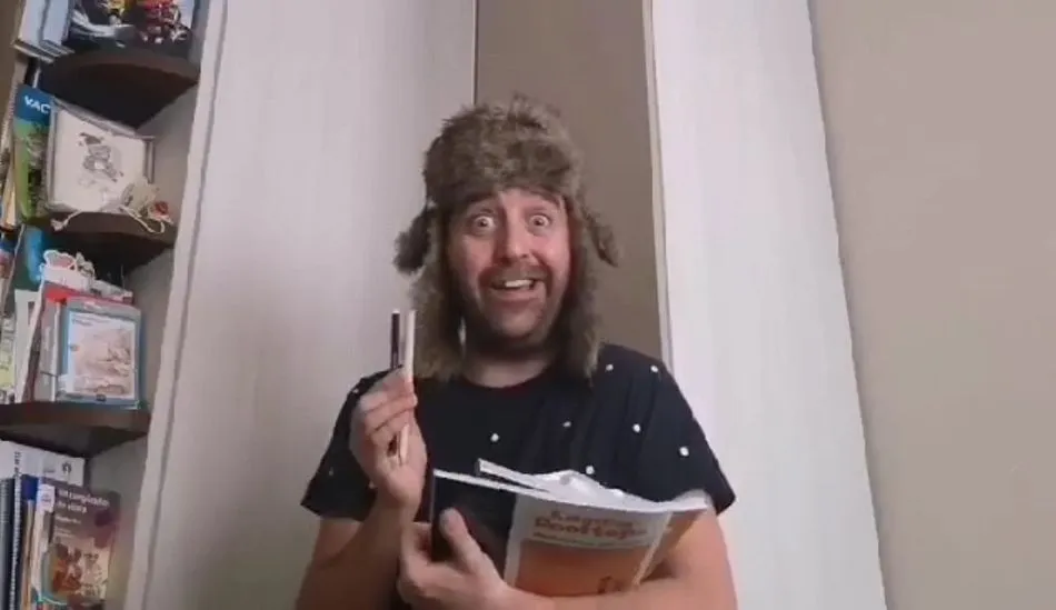 Jes Martins en su último vídeo humorístico sobre el estudio en casa