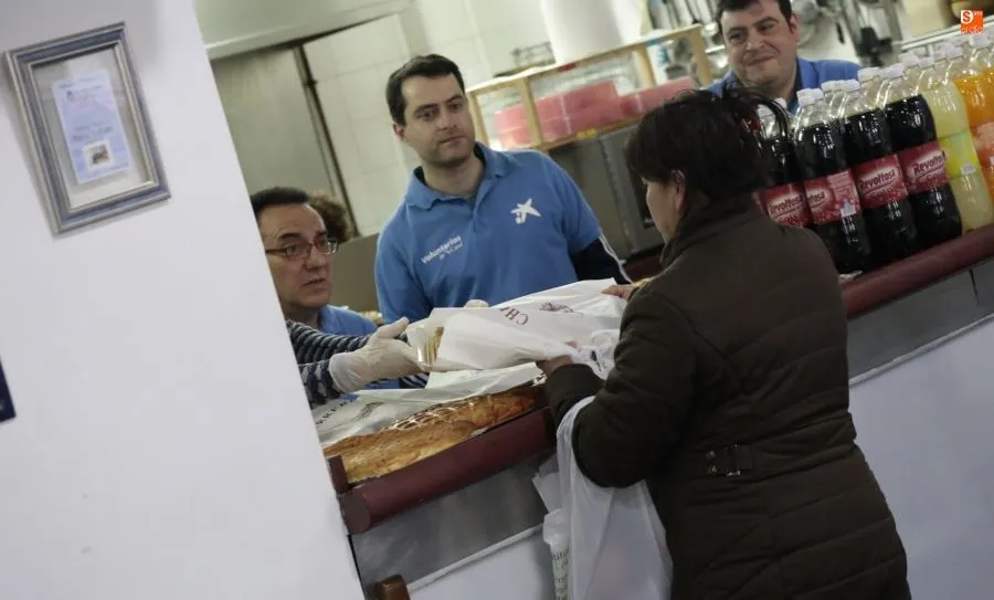 Voluntarios y usuario del Comedor de los Pobres de