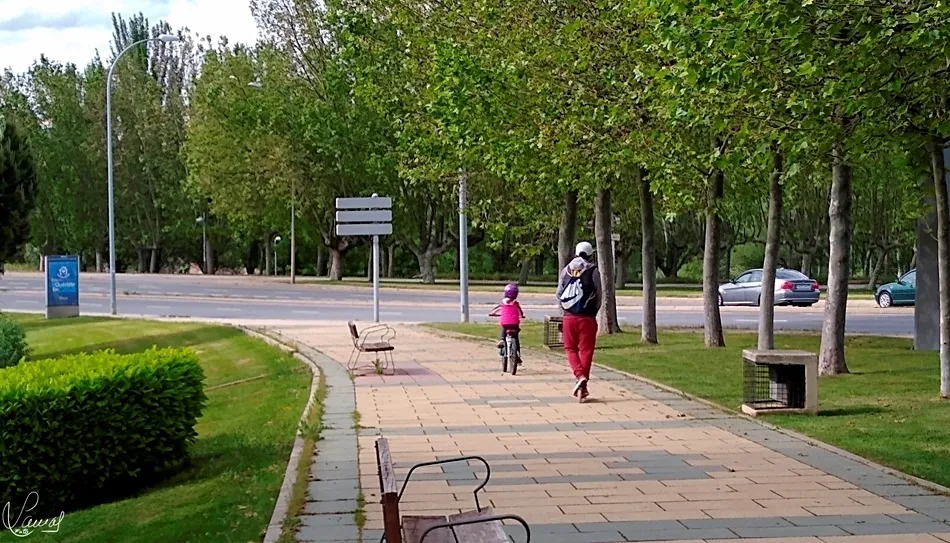 Viandantes junto al paseo del Progreso. Foto de archivo de Manuel Lamas