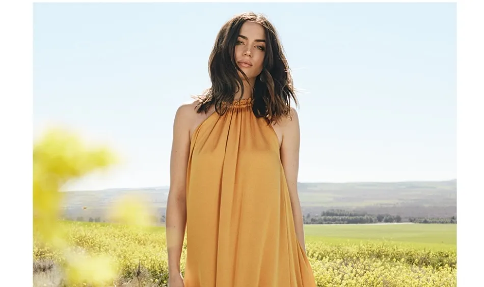 Ana de Armas se adapta en esta campaña a las diferentes propuestas de moda y estilo de El Corte Inglés