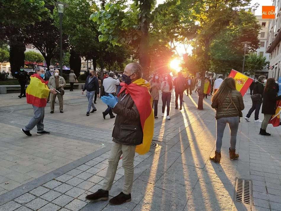 El centro de Salamanca ha vivido una intensa cacerolada en contra del Gobierno