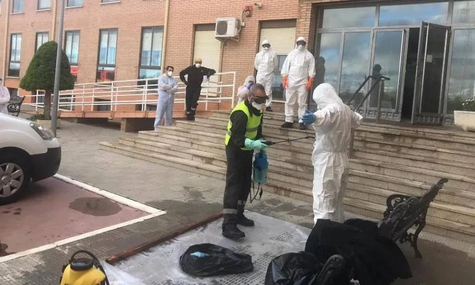 Efectivos militares durante trabajos de desinfección en Béjar