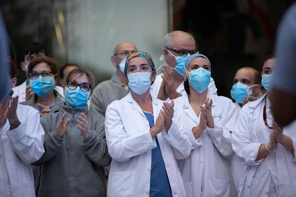 Aplauso de sanitarios a las puertas del hospital Clínic de Barcelona el 6 de abril de 2020. - David Zorrakino - Europa Press - Archivo