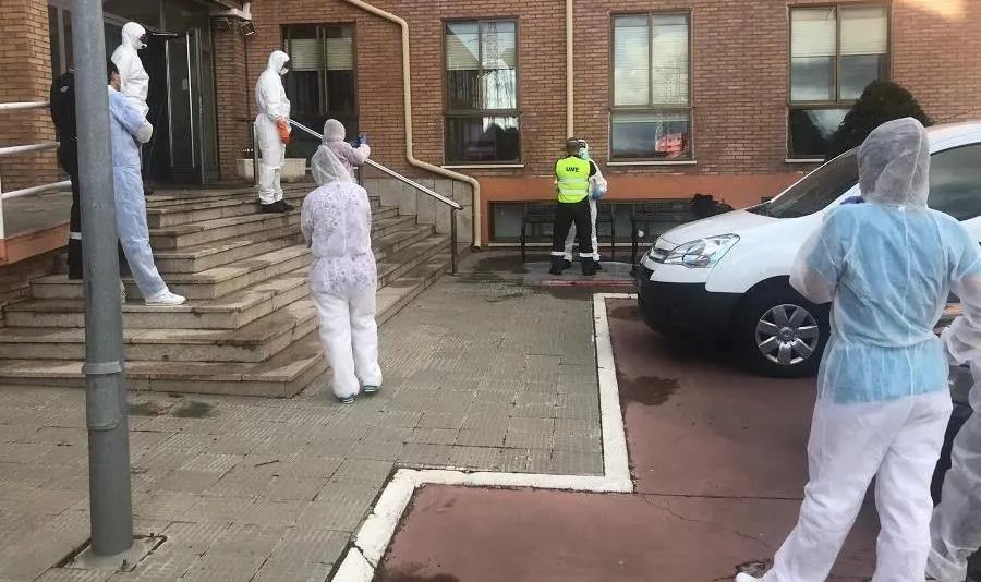 Tareas de desinfección en una residencia de Villamayor