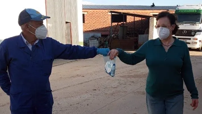 Los vecinos de Tordillos han recibido un kit de protección sanitaria frente al coronavirus