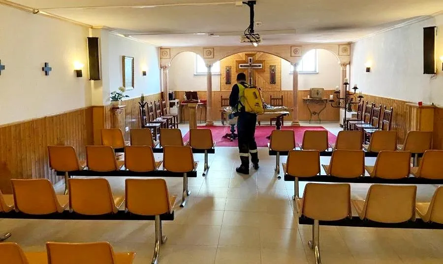 Tareas de desinfección en la capilla de una residencia de Salamanca