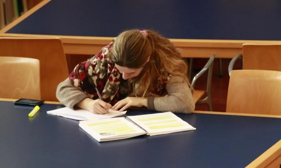 Una estudiante en la biblioteca de la Universidad de Toledo. Foto de archivo EP