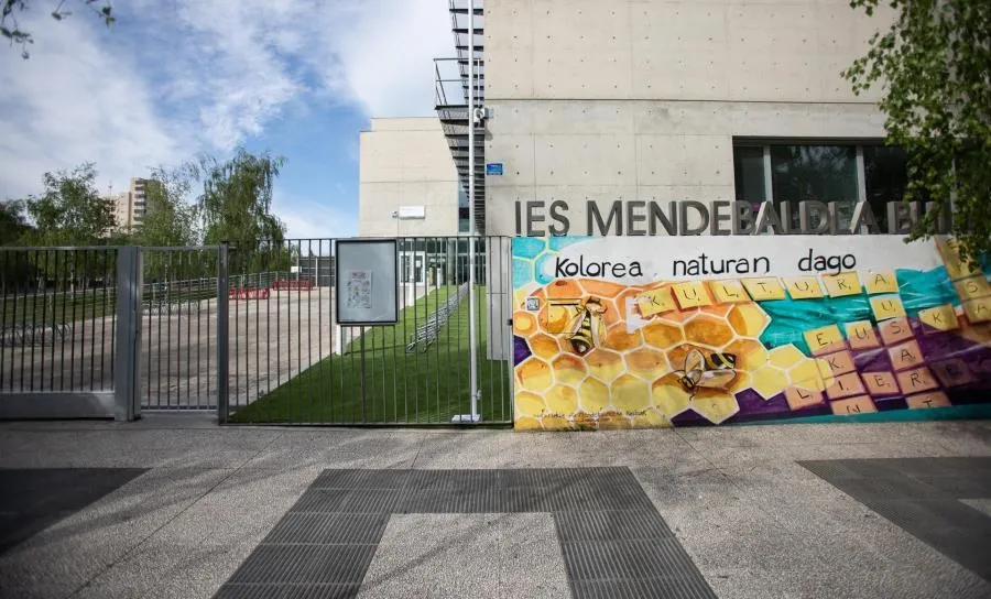 Instituto de Vitoria cerrado por el confinamiento por el estado de alarma. Foto de Iñaki Berasaluce - EP