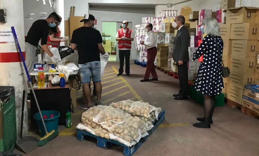   El presidente de la Diputación de Salamanca, Javier Iglesias, y la diputada de Bienestar Social, Eva María Picado, visitaron hoy las instalaciones de Cruz Roja