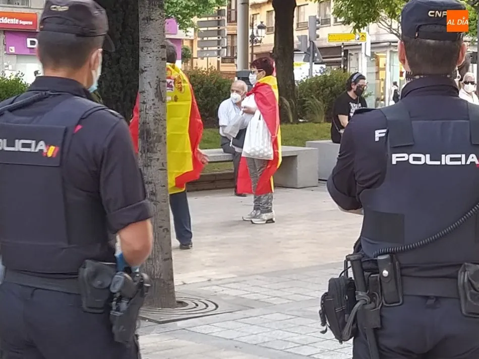 Agentes de la Policía Nacional al paso de los asistentes a la protesta