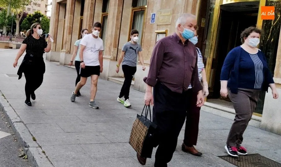 Viandantes por el paseo de la Estación, cerca de la plaza de España