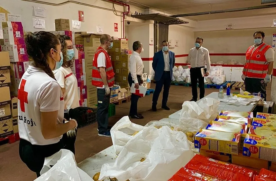 El delegado territorial de la Junta de Castilla y León en Salamanca, Eloy Ruiz, durante su visita a la sede de Cruz Roja Salamanca