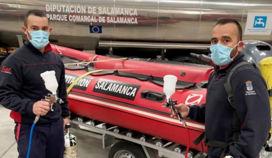 Bomberos de la Diputación con parte del material recibido