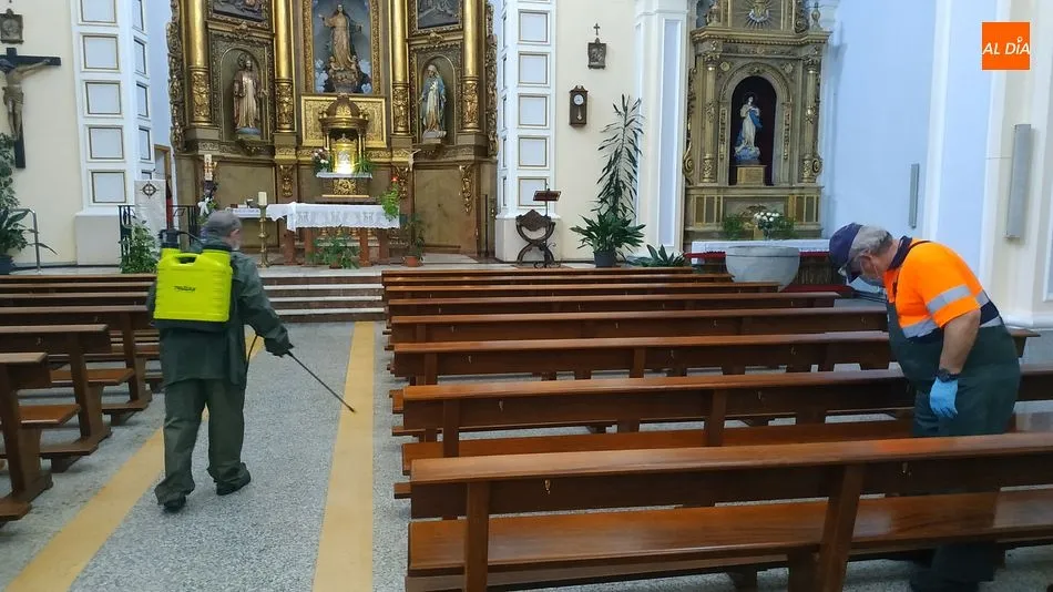 El personal municipal trabajando en la desinfección