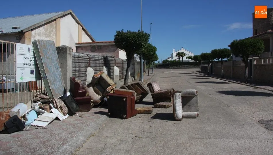 Esta no es la primera vez que muebles y electrodomésticos aparecen en mitad de la calle / CORRAL
