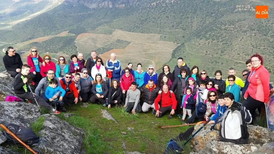 Miembros del grupo de senderismo del Abadengo hacen una parada en una de sus rutas por los pueblos de la comarca