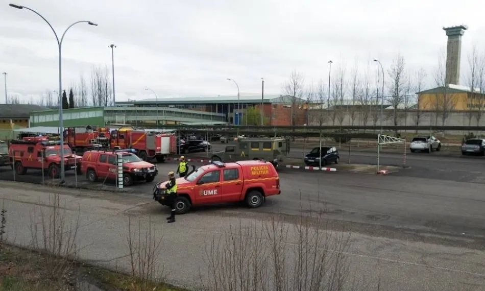 Efectivos de la UME en el exterior de la cárcel de Topas. Foto de archivo
