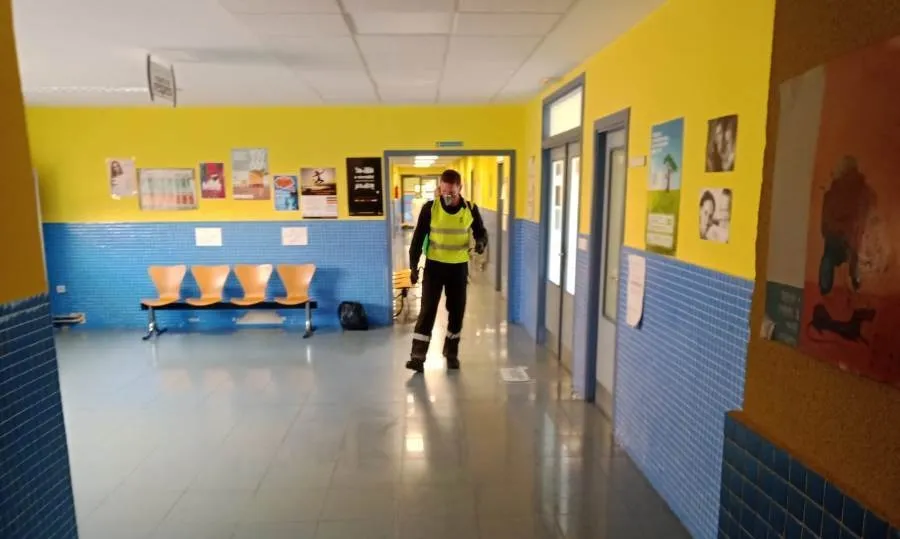 Tareas de desinfección en un centro sanitario de la provincia de Salamanca
