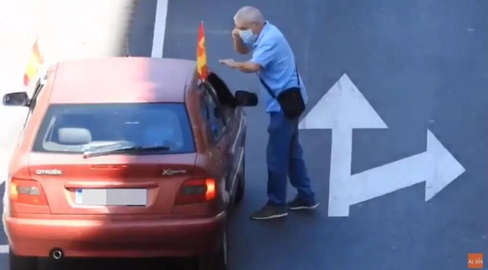 El vídeo del  peatón que interrumpió la caravana de Vox en Salamanca se hace viral en las redes ...
