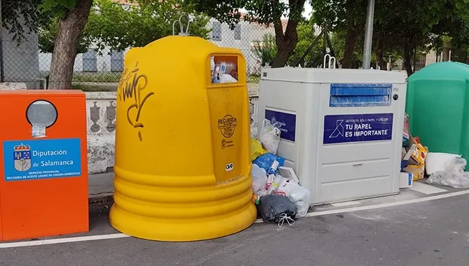 Peñaranda en Común denuncia la acumulación de residuos en los contenedores de reciclaje de la ciudad