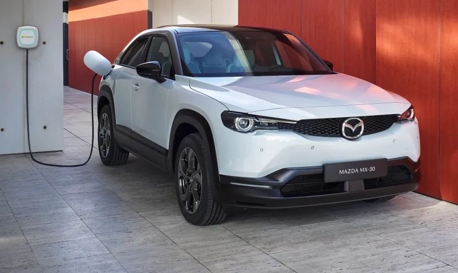 La inminente comercialización del Mazda MX-30 supondrá numerosas ventajas, según la compañía automovilística e Iberdrola