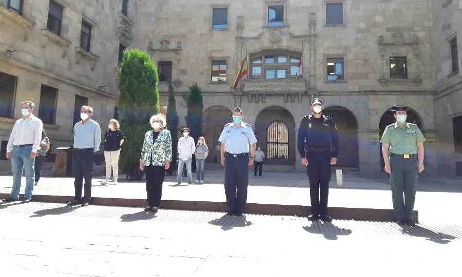 La subdelegada del Gobierno, Encarnación Pérez, junto a otras autoridades, en el minuto de silencio de la plaza de la Constitución