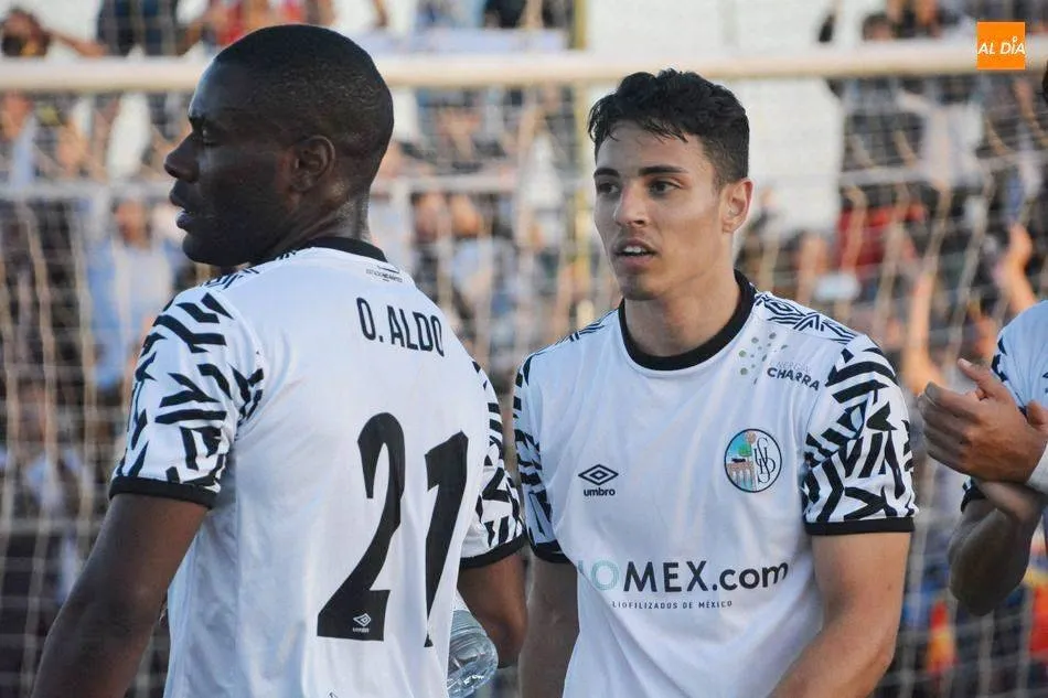 Gio Navarro, a la derecha, en un partido de la pasada campaña con el Salamanca UDS