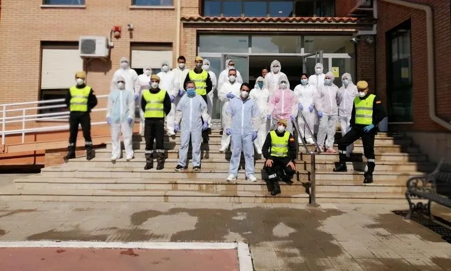 Efectivos de la UME y trabajadores de una residencia de la provincia de Salamanca. Foto de archivo