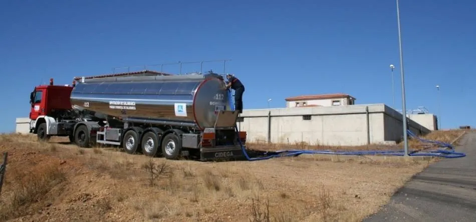 Un camión cisterna de la Diputación para el suministro de agua. Foto de la DIPUTACIÓN