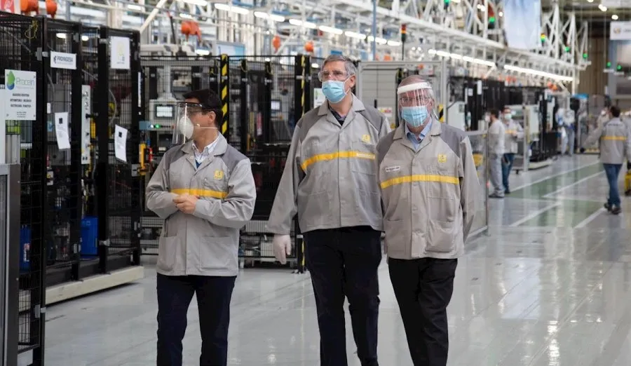 El director de Fabricaciones y Loigística del Grupo Renault y presidente de Renault España, José Vicente de los Mozos, en el centro, durante su visita a la factoría de Motores de Valladolid. Foto RENAULT