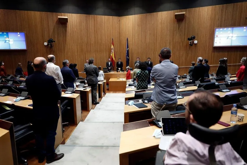 Minuto de silencio por las víctimas de la pandemia del coronavirus antes de la comparecencia del vicepresidente segundo del Gobierno, Pablo Iglesias, ante la Comisión para la Reconstrucción Social y Económica, del Congreso, en Madrid (España), a 28 de may