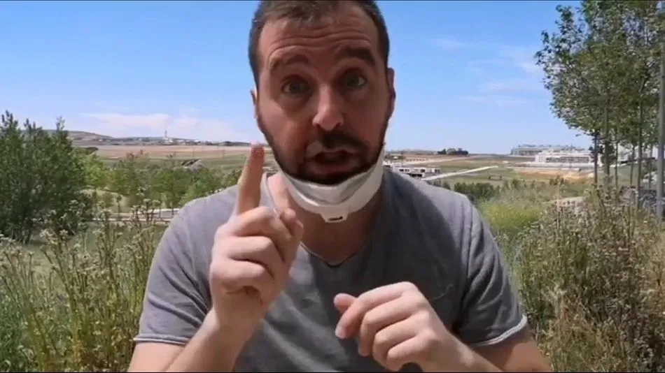 Jes Martins comenta los problemas de salir con mascarilla en clave de humor