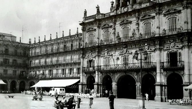 Los bancos de piedra en la Plaza 