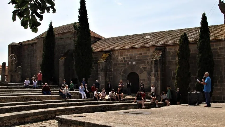 Momento de la lectura el texto por parte del concejal Juan Jesús Delgado